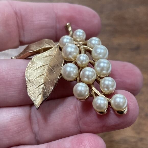 Vintage Crown Trifari gold brooch grape cluster shape dimensional faux pearls - Picture 4 of 7